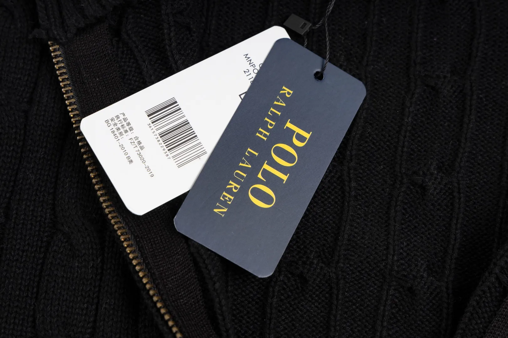 P260 #R98 RALPH LAUREN Ralph Lauren nine-color classic small label embroidery logo full zipper knitted cable cardigan sweater, high-density LOGO embroidery on the chest, original customization of tag accessories. Made of pure cotton yarn, pure cotton is skin-friendly and comfortable, small label war horse embroidered twist zipper cardigan sweater 🐎 high quality, follow the blogger to learn how to wear it! Let’s buy a Ralph Lauren cable sweater. It’s a super hard-to-find series after it became popular. It’s hard to find one on the official website. It’s simple and practical to wear, with a lazy and loose feel. The thickened fabric has more texture, feels soft and delicate, and has a loose fit. Whether worn alone or layered, you can wear different styles of fashion with just one piece!   Size：XS S M L